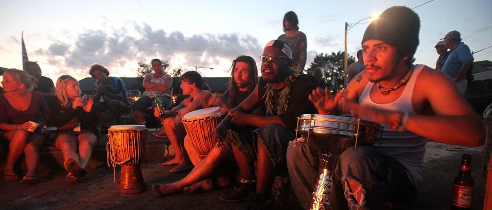 2009 versammelten sich diese Trommler in Bethel für die 40. Auflage des Woodstock-Festivals. Zum 50. wird es solche Szenen nicht geben.