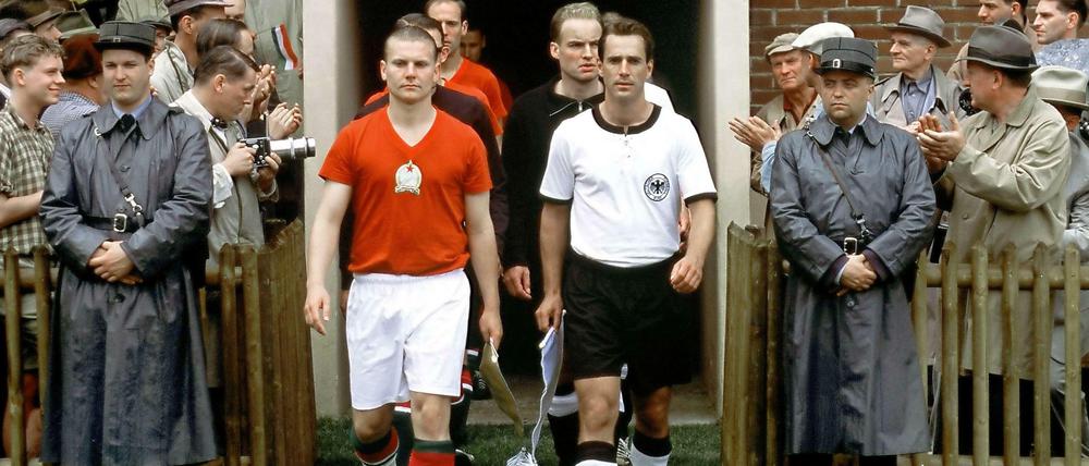 Szene aus Sönke Wortmanns Kultfilm "Das Wunder von Bern", 2003. Mit Knut Hartwig als deutscher Mannschaftkapitän Fritz Walter (r) bei der WM 1954.