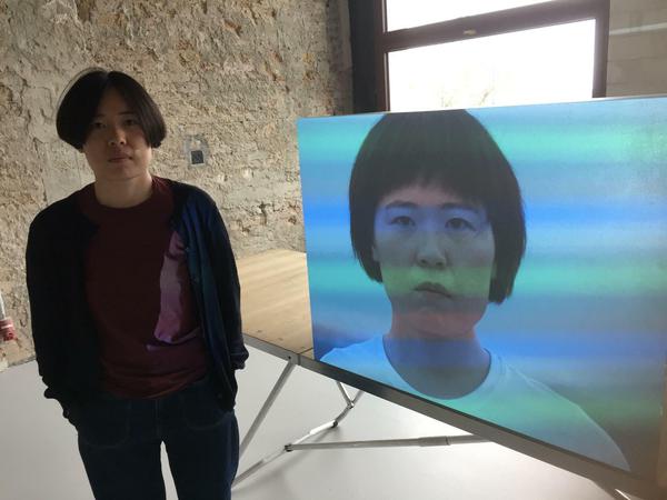 Yafei Qi im Dachatelier des Auswärtigen Amtes vor ihrem Video "I wonder why".