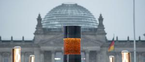 Umstrittenes Objekt: Eine Säule, in die Asche von Auschwitzopfern eingegossen worden sein soll, vor dem Reichstag