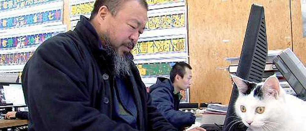 Die Hauptfigur Ai Weiwei sitzt vor einem Computer in einer Szene des Kinofilms «Ai Weiwei: Never Sorry ».
