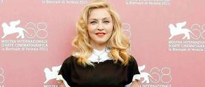 Im kleinen Schwarzen mit hochgeschlossenem weißen Kragen und dezenter Kreuzkette präsentierte Madonna "W.E."