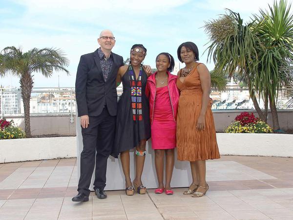 Regisseur Oliver Schmitz mit den Schauspielerinnen aus "Life, Above All": Lerato Mvelase, Khomotso Manyaka und Harriet Manamela (v. l.).