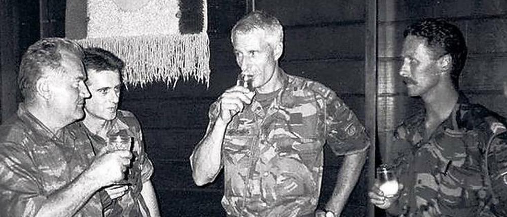 UN-Beobachtung. Ratko Mladic (links) stößt mit dem Niederländer Thomas Karremans (zweiter von rechts) am 12. Juli 1995 an. 