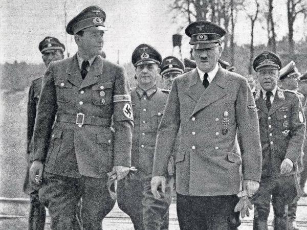 In der ersten Reihe. Speer und Hitler 1943 auf dem Titel der Zeitschrift der „Organisation Todt“. Speer nutzte das Blatt gezielt zur Propaganda in eigener Sache.