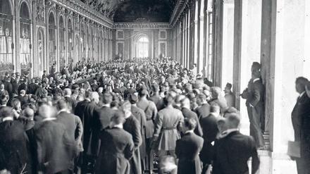 Schlussstrich? Zuschauer der Unterzeichnung des Friedensvertrages in Versailles am 28. Juni 1919.