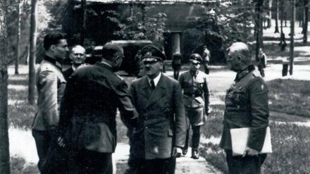 Claus Graf Stauffenberg (ganz links) und Hitler im Führerhauptquartier Wolfsschanze am 15. Juli 1944.