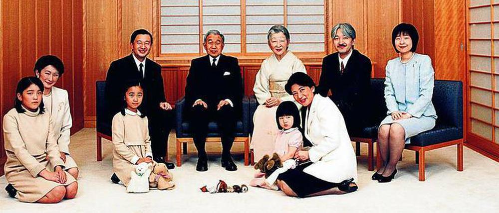 Das offizielle Foto von 2004 zeigt Kaiser Akihito und Kaiserin Michiko mit dem künftigen Kaiserpaar Naruhito (li.) und Masako (re. vorn). 