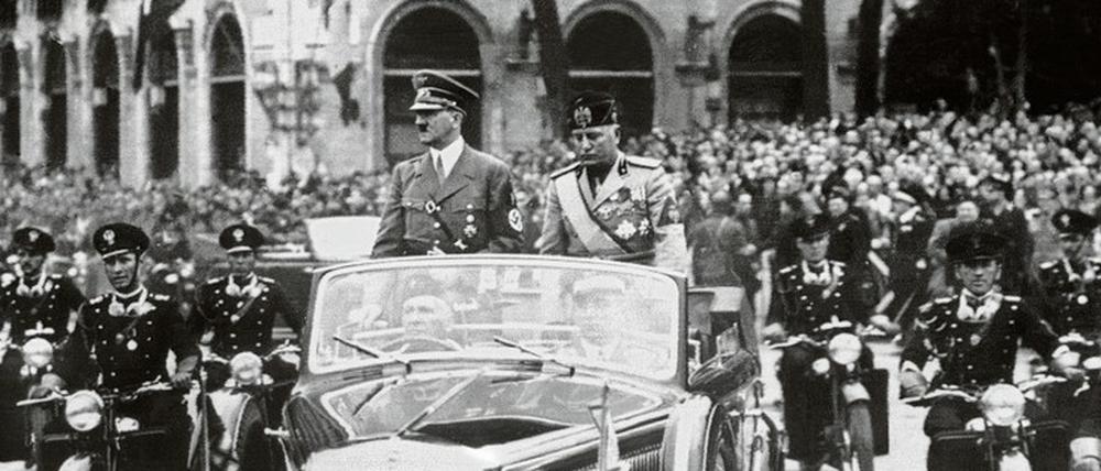 Diktatoren lieben das Bad in der Menge. Das Bild zeigt Hitler (l.) und Mussolini im offenen Wagen beim Besuch in Italien 1938.