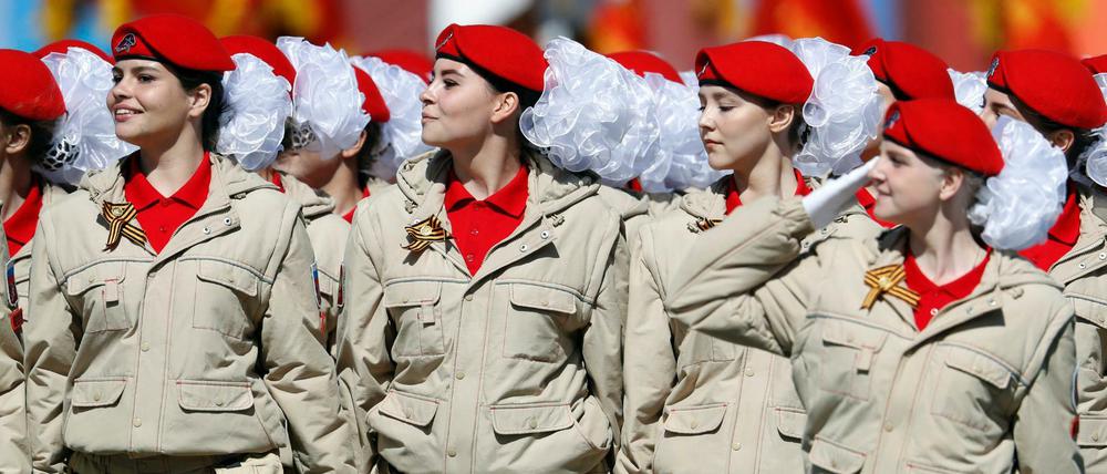 Kadetten marschieren bei der russischen Militärparade zum Tag des Sieges. 