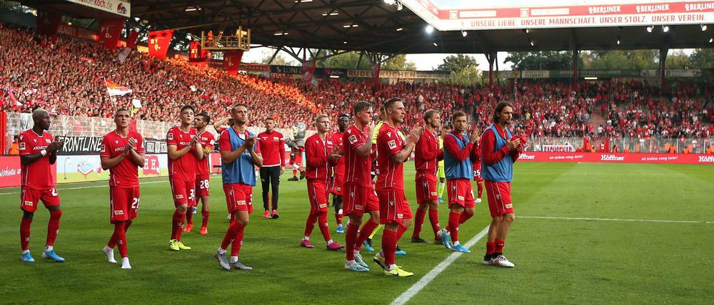 Deutliche Niederlage und trotzdem gefeiert - die Spieler des 1. FC Union nach dem ersten Bundesliga-Spiel.