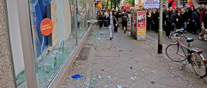Glasscherben einer Bankfiliale liegen auf der Straße, die während der Revolutionären 1.Mai-Demo zu Bruch gingen.
