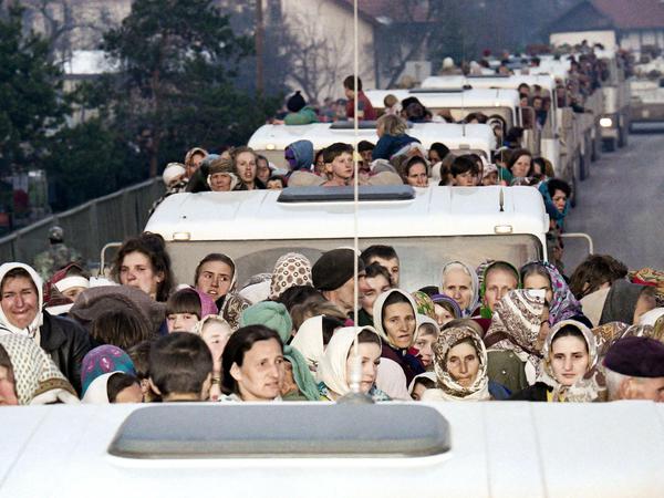 Frauen und Kinder wurden aus der muslimischen Enklave Srebrenica im Osten Bosniens evakuiert. Am 11. Juli 1095 begannen bosnisch-serbische Truppen mit der Erstürmung und dem Massenmord an den Männern.
