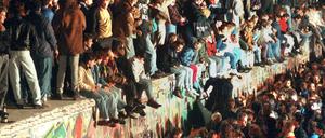 Menschen sitzen auf der Berliner Mauer - allerdings am 11.11.1989.