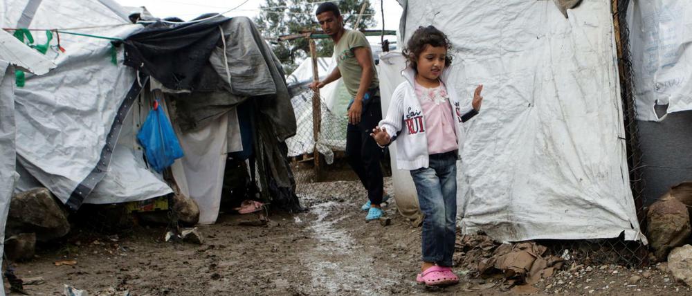 Ein kleines Mädchen zwischen Zelten aus Plastikplanen im Lager Moria auf Lesbos.