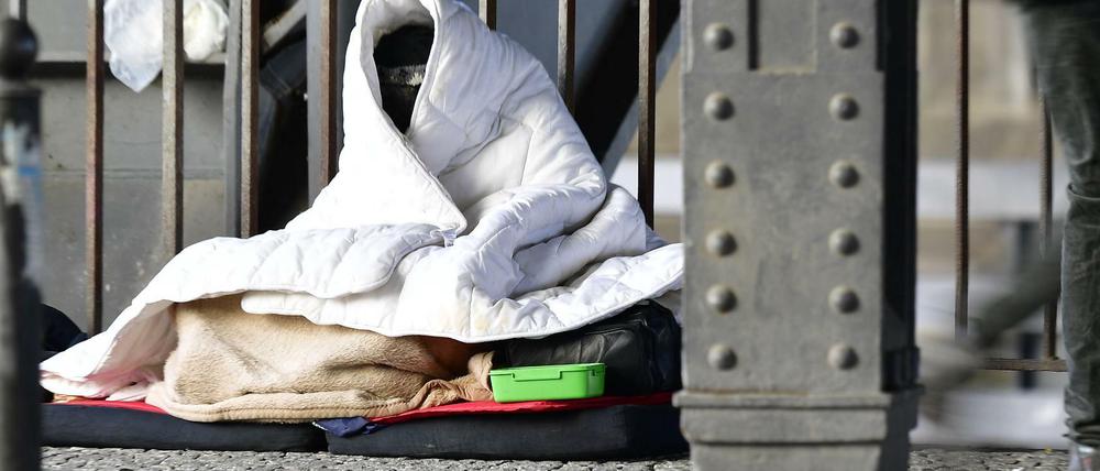 Ohne Obdach, ohne Lobby: Obdachloser in Berlin-Mitte im Januar