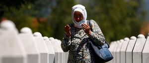 Eine Frau betet an den Gräberin in der Gedenkstätte Potocari in Srebrenica. Trauerfeiern am 25. Jahrestag sind wegen der Pandemie abgesagt.