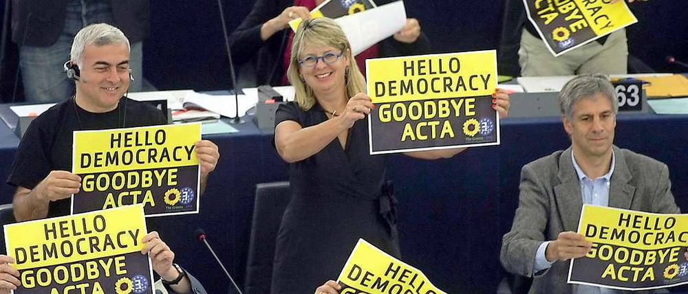 Tschüß, Acta: Mitglieder der Grünen-Fraktion im Europaparlament verabschieden sich während der Debatte demonstrativ vom ungeliebten Handelsabkommen.