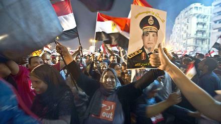 Jubelnde Ägypter nach dem Sturz Mursis. Ein Rückschritt für die politische Transformation in Ägypten, meint Volker Perthes.