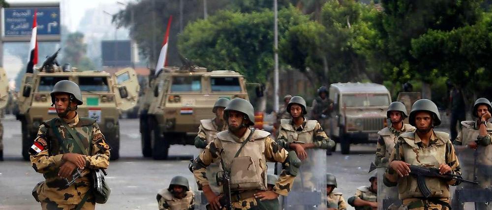 Die Republikanische Garde in Ägypten bei einer Straßenblockade. Das Militär als Ordnungsmacht ist im Land am Nil immer noch unangefochten.