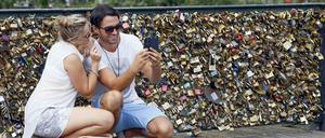 Paar auf der Pont des Arts in Paris.