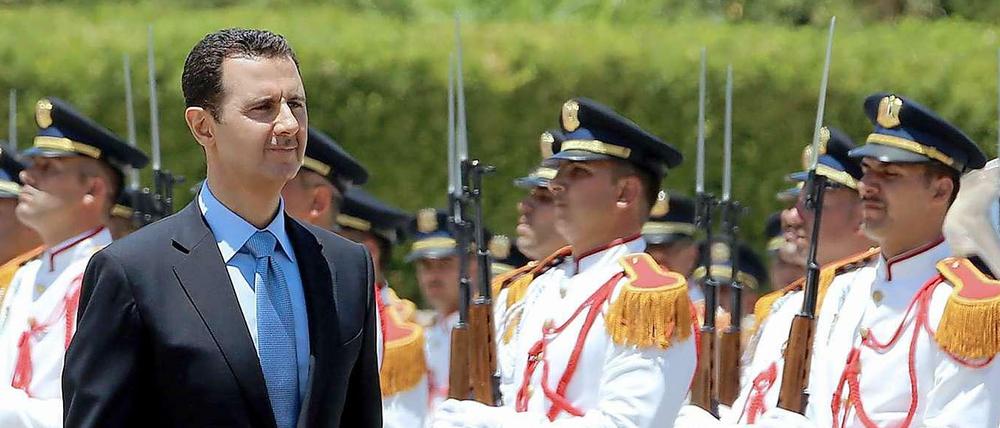 Ist das ein Partner für die USA im Kampf gegen Islamisten? Syriens Herrscher Baschar al Assad bei einer Militärparade.