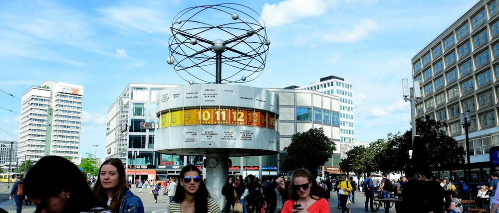 Zeit für die Weltzeituhr. Sie ist eines der zentralen Touristenattraktionen am Alexanderplatz.