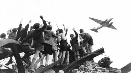 West-Berliner Jungen begrüßen winkend ein US-amerikanisches Transportflugzeug (Archivbild von 1948). 