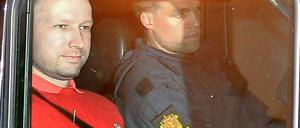 Jung, blond, christlich - Anders Behring Breivik (l.) wird in einem Polizei-Konvoi durch Oslo gefahren.