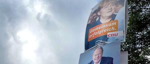 Konkurrenten. Wahlplakate von der amtierenden Bundeskanzlerin Angela Merkel über dem des SPD-Kanzlerkandidaten Peer Steinbrück. 