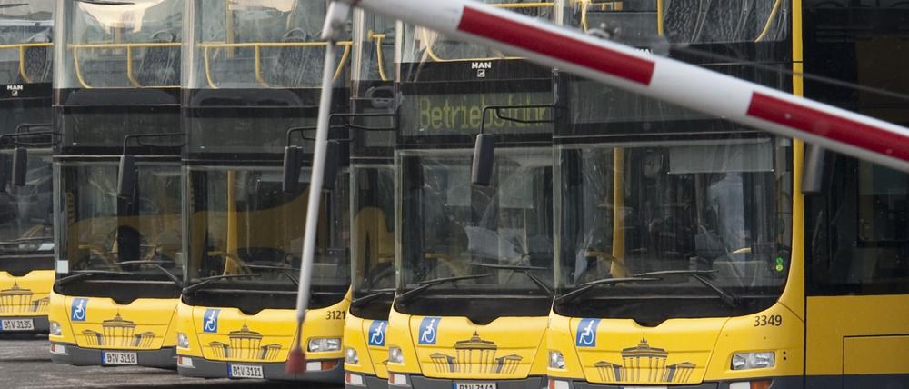In Parkformation. Die meisten BVG-Busse werden am Freitag bis 12 Uhr nicht fahren. 