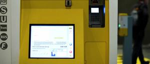 Ein Fahrscheinautomat der Berliner Verkehrsbetriebe. 