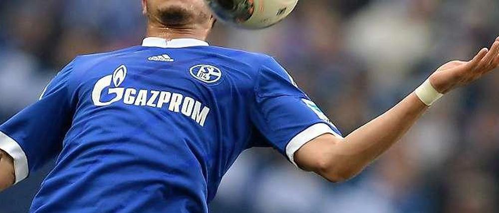 Schalke-Spieler im Gazprom-Trikot. 