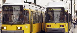 Zwei Züge der Straßenbahn in Berlin. Ist die Tram noch zeitgemäß?