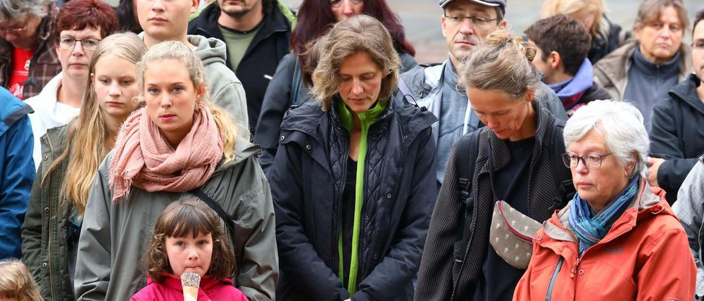 Teilnehmer einer Schweigeminute für den Getöteten in Chemnitz.