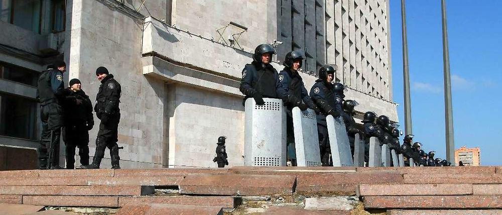 Ukrainische Polizeieinheiten stehen vor einem Verwaltungsgebäude