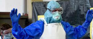 Ebola-Helfer bei der Vorbereitung auf ihren Einsatz in Westafrika.