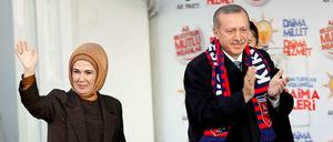 Ministerpräsident Erdogan mit seiner Frau Emine während seiner Wahlkampftour. 