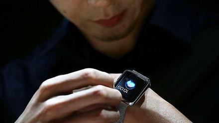 Apple is watching you: Mit der "Apple Watch", einer Uhr, die den Puls messen und die Schritte zählen kann, liefert Apple ein Stück Hardware zur (Selbst-)Überwachung.