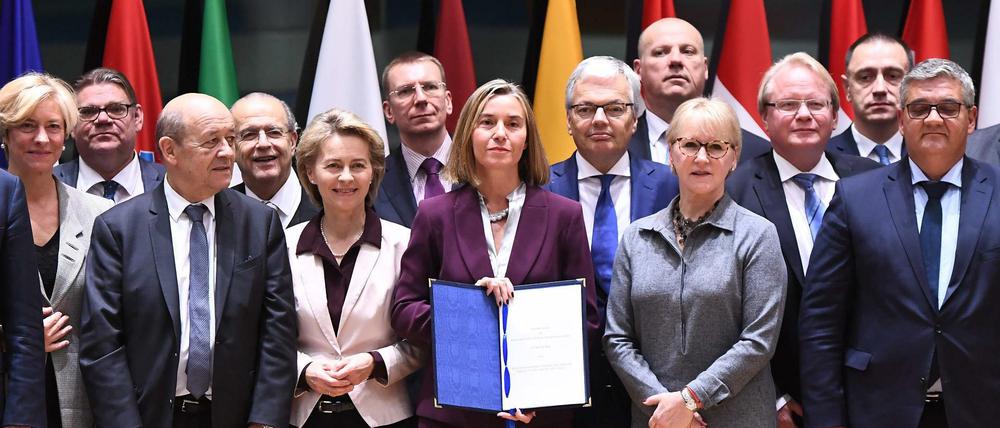 Die EU-Außenbeauftrage Federica Mogherini (Mitte) mit den Außen- und Verteidigungsministern aus 23 EU-Staaten nach der Unterzeichnung des Beschlussvorschlages für den Rat zur Dauerhaften Strukturierten Zusammenarbeit (Pesco) am Montag in Brüssel.