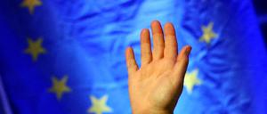Führt der Weg Europas aus der realpolitischen Krise? Die grüßende Hand der Kanzlerin signalisiert zumindest den Willen dazu.
