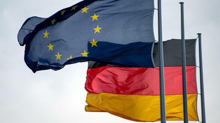 Die Flaggen der Europäischen Union und der Bundesrepublik Deutschland wehen vor dem Reichstag im Wind. 