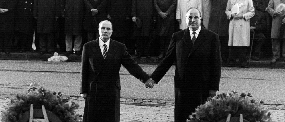 Der französische Präsident Francois Mitterrand und Bundeskanzler Helmut Kohl reichen sich am 22.09.1984 über den Gräbern von Verdun die Hand - ein Symbol für die Aussöhnung zwischen Frankreich und Deutschland.