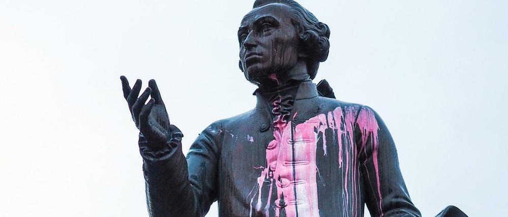 Vandalismus an der Statue des deutschen Aufklärers Immanuel Kant. 