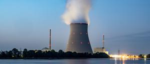 Wasserdampf steigt aus dem Kühltum vom Atomkraftwerk (AKW) Isar 2. 