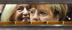 Machen Druck auf die Länder: Bundesbildungsministerin Johanna Wanka (im Hintergrund) und Kanzlerin Angela Merkel.