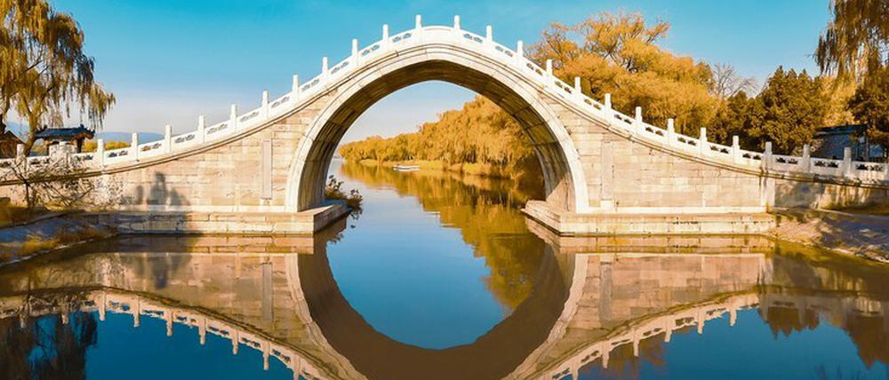 Was getrennt ist, kann auch verbunden werden. Die Jadebandbrücke im Garten des Neuen Sommerpalasts in Peking. 