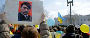 Auch die Demonstranten in der Ukraine machen vom Hitler-Putin-Vergleich regen Gebrauch.