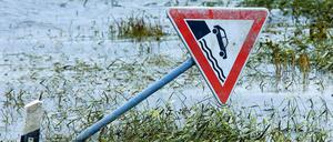 Ein vom Elbehochwasser umgeknicktes Verkehrszeichen für die Elbfähre in Darchau (Niedersachsen)