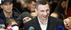 Vitali Klitschko, Ex-Boxer und Bürgermeister von Kiew, ist am Wahltag umringt von Mikrofonen.